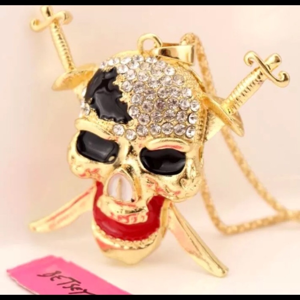 NWT Chic Skull Necklace